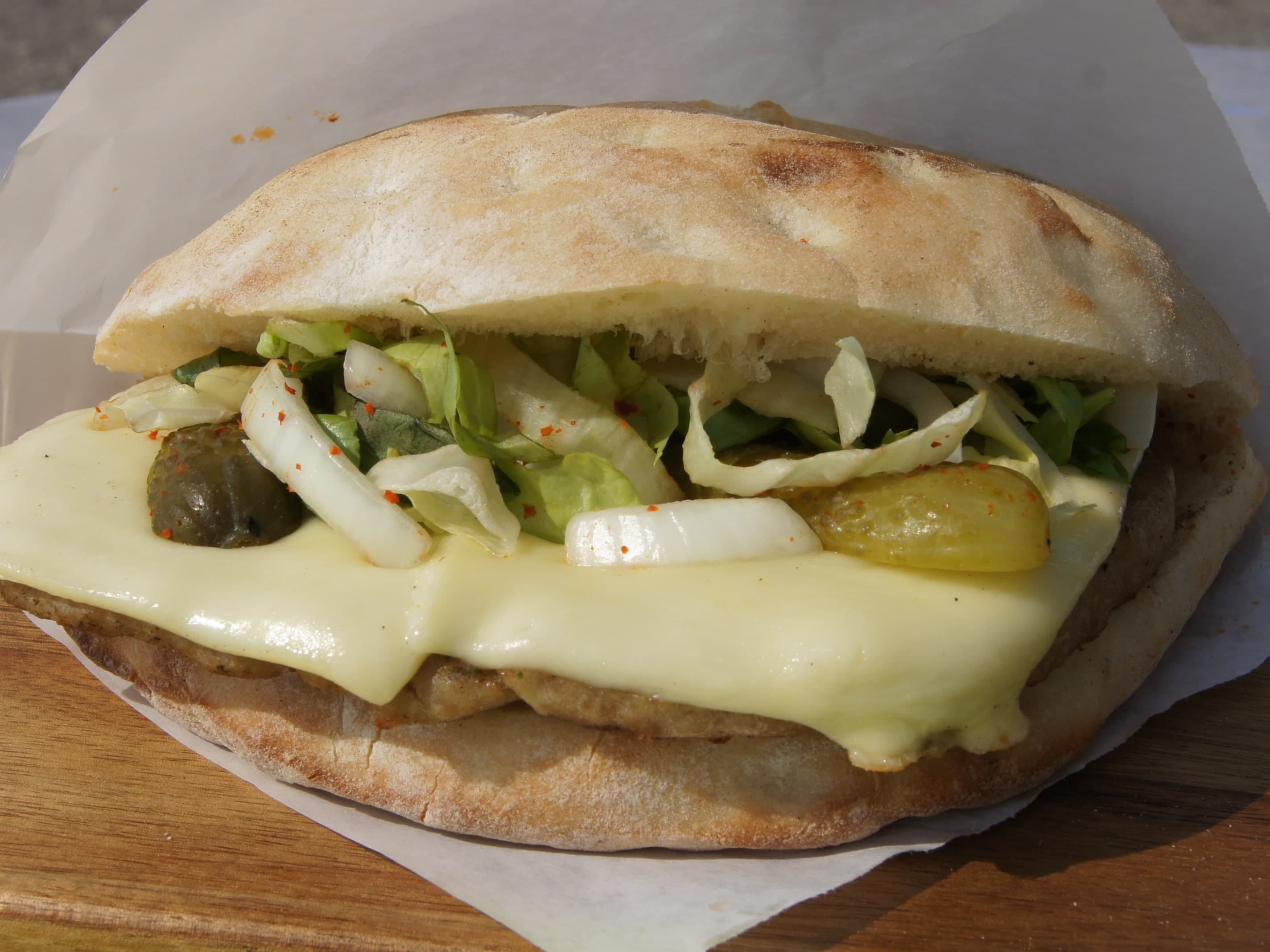 Cheeseburger mit geschmolzenem Käse im Fladenbrot