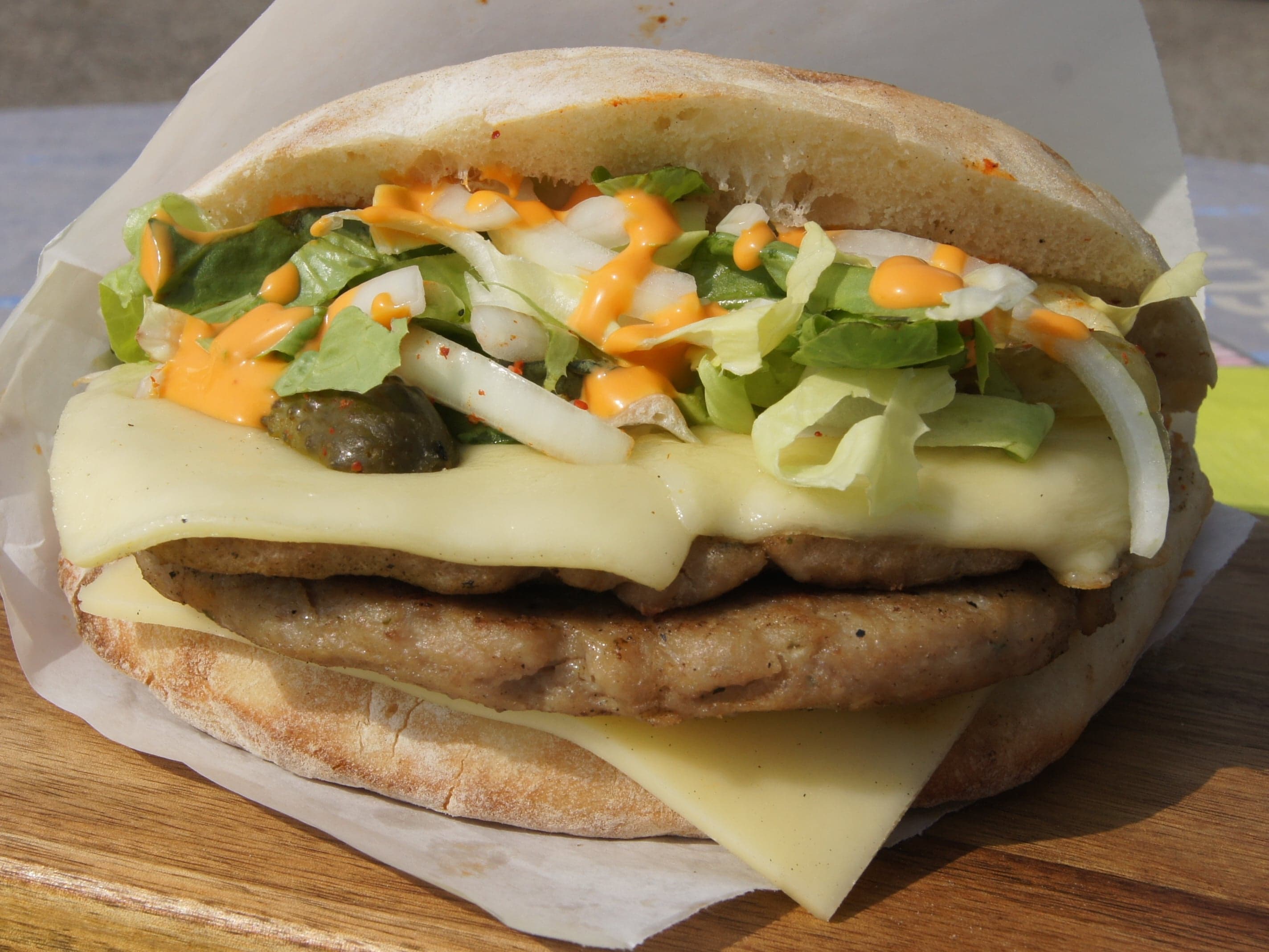 Doppel Cheeseburger mit zwei Patties und doppelt Käse im Fladenbrot