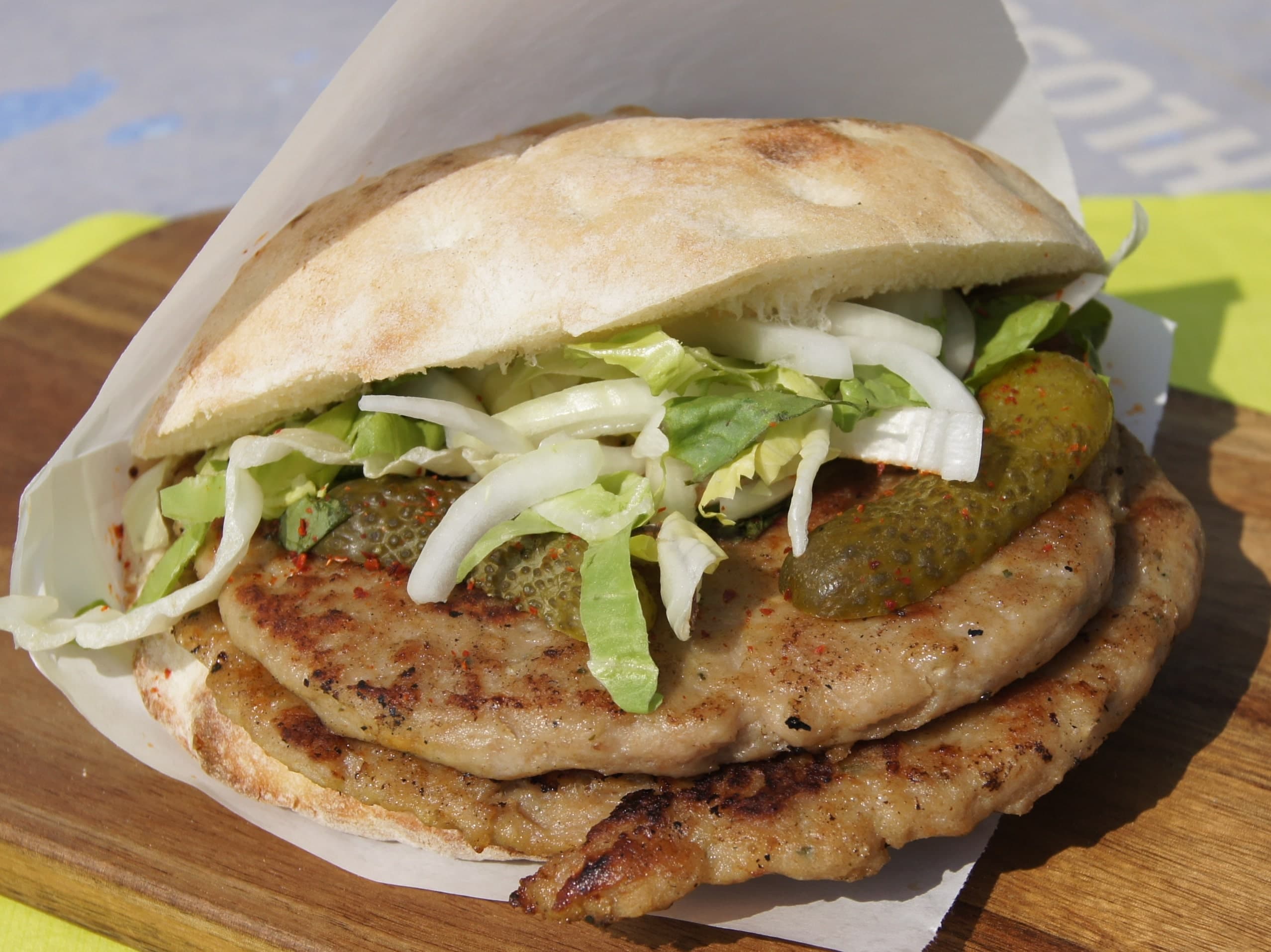 Doppel Hamburger mit zwei saftigen Fleischpatties im Fladenbrot