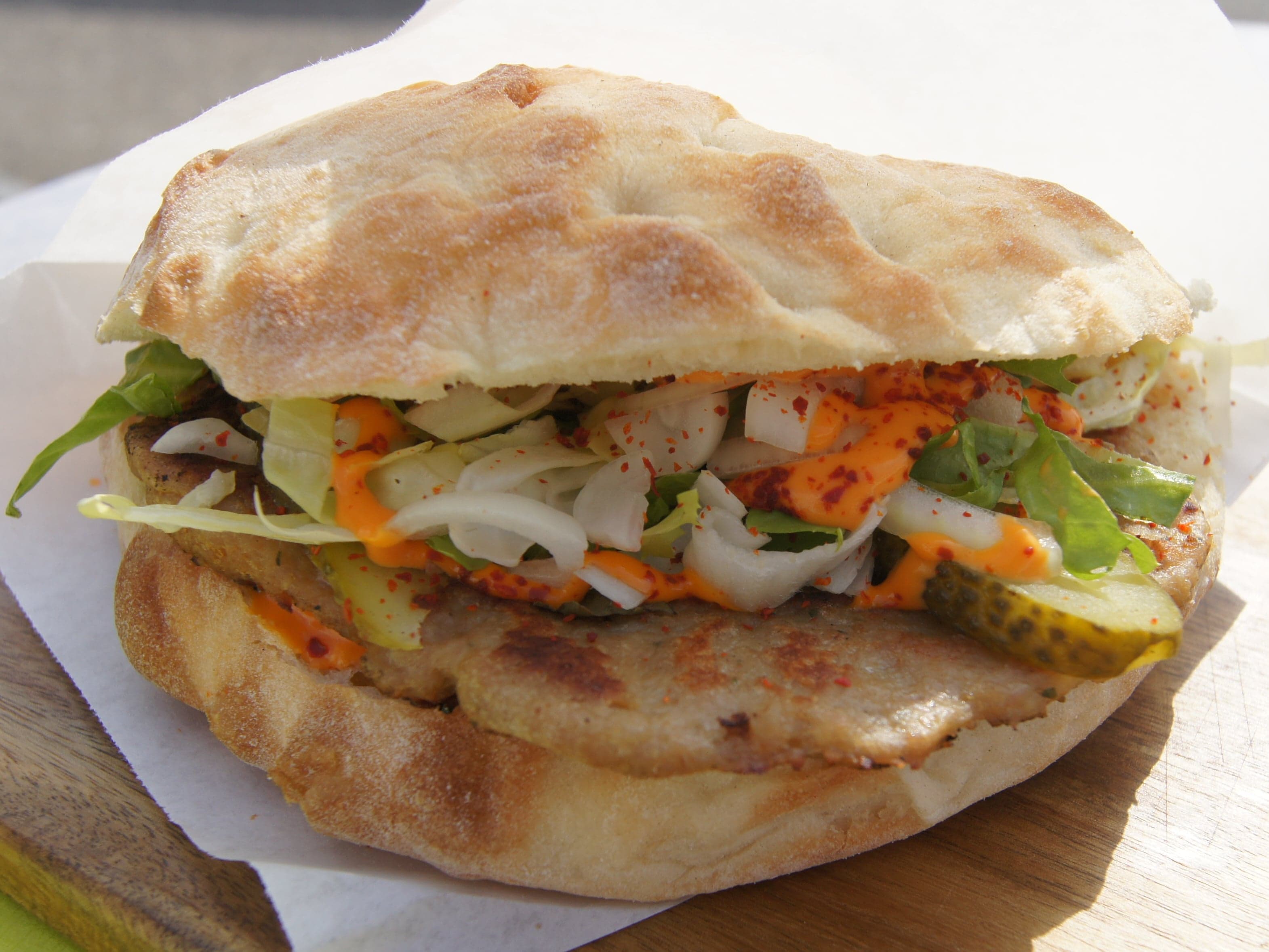 Hamburger im warmen Fladenbrot mit frischen Zutaten