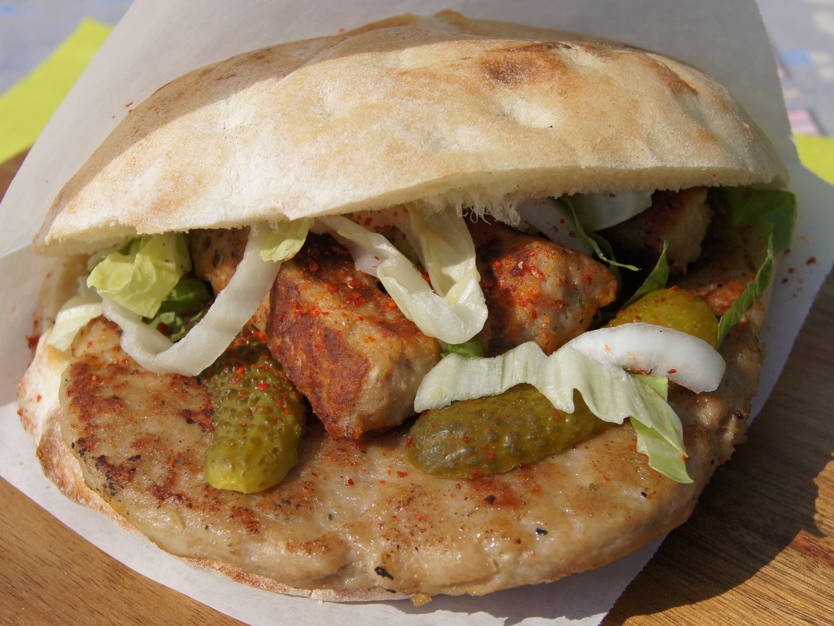 Mix aus Hamburger und drei Cevapcici im Fladenbrot mit Beilagen
