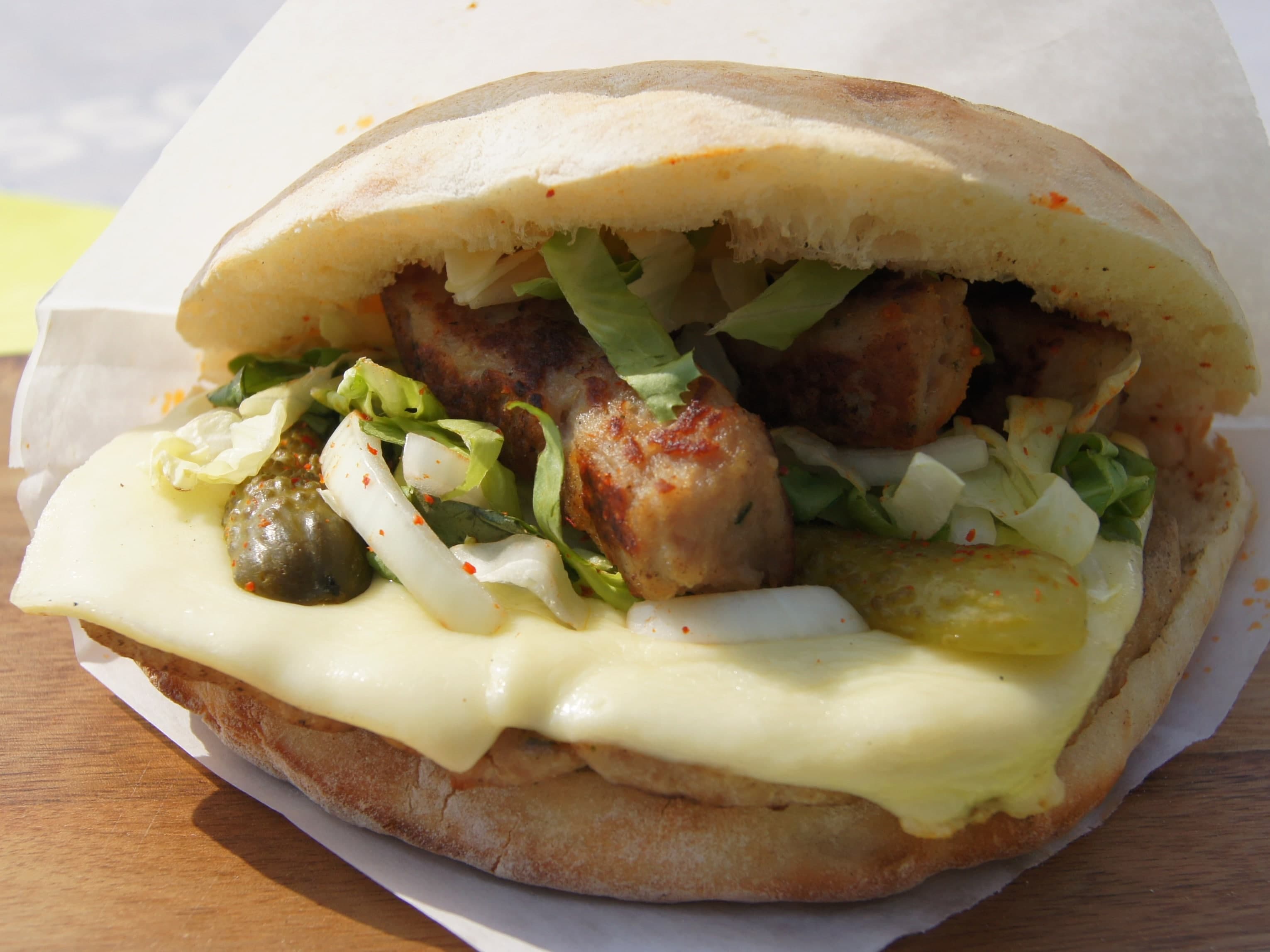 Mix aus Hamburger und drei Cevapcici mit geschmolzenem Käse