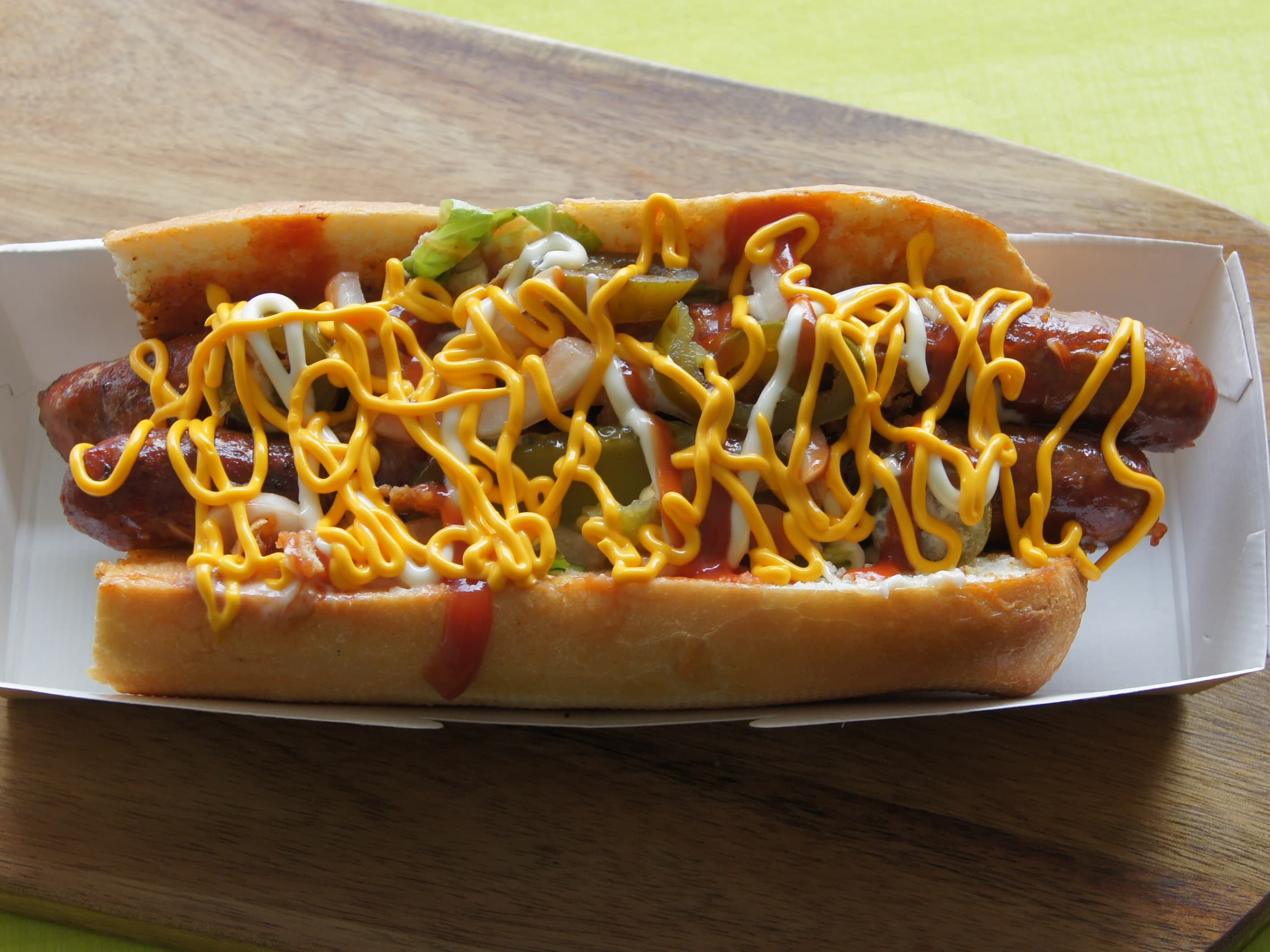 XXL Double Dog mit Rind, Lamm und geschmolzenem Käse im Baguette